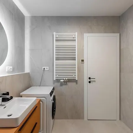 Apartment Modern Hidden Oasis In